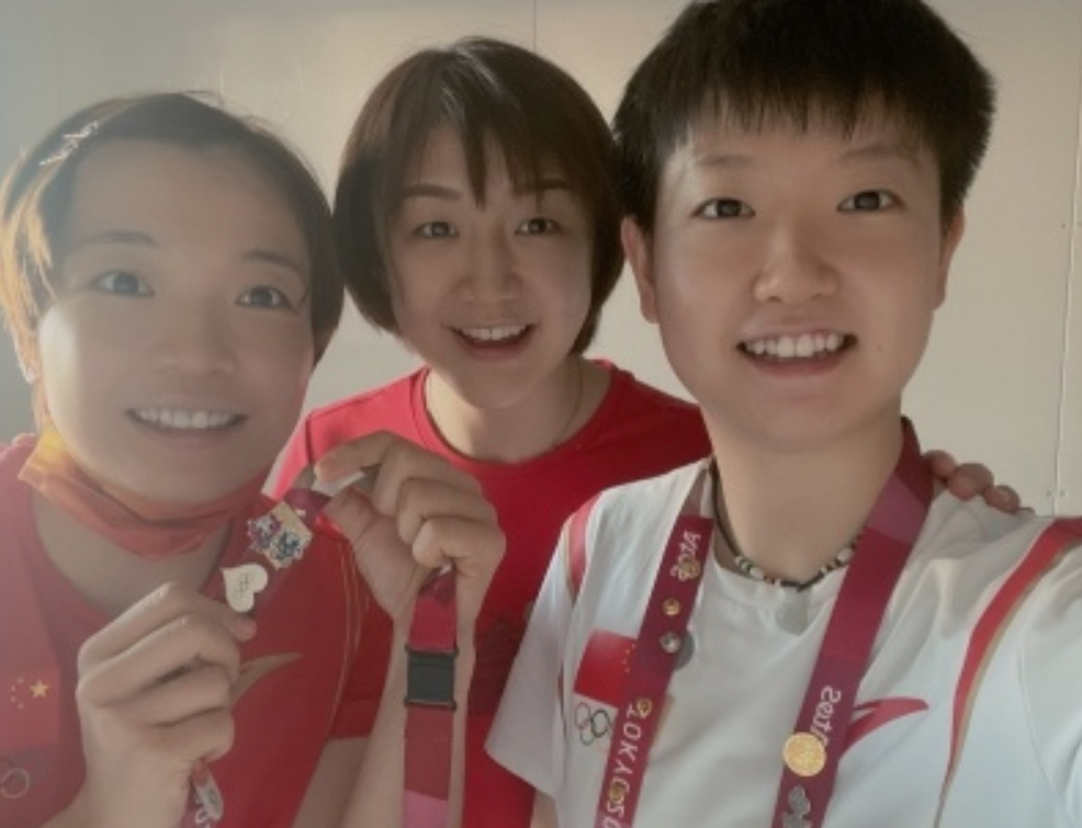 孙颖莎不愧是00后小魔王，点名刘国梁陪练，找奥委会主席要徽章