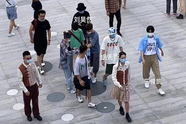 王俊|网友偶遇王俊凯刘昊然胡先煦同游迪士尼 这是什么神仙运气,真的是太羡慕了