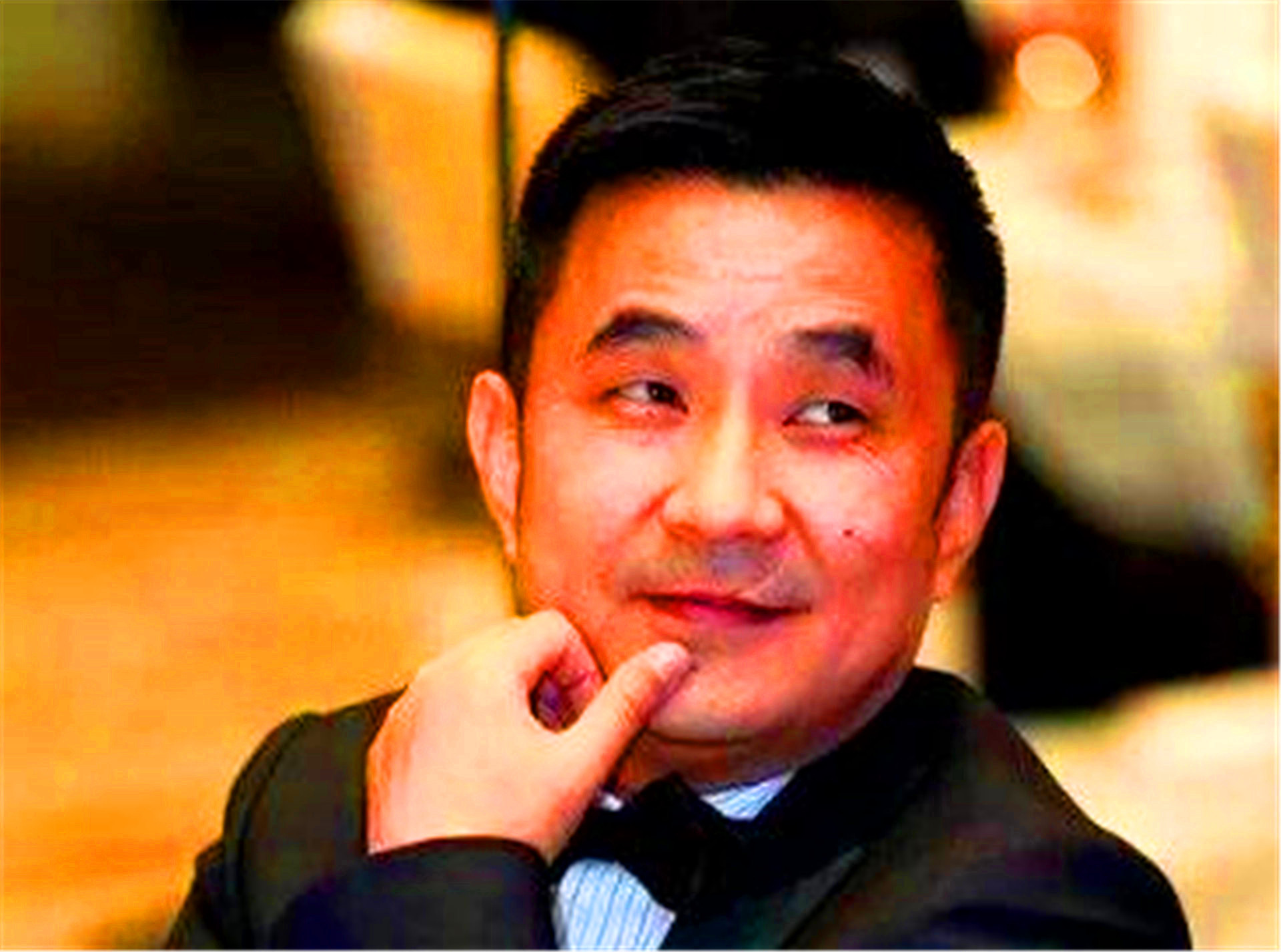 欠下800亿逃亡国外，带走一女明星和61个亿，父亲去世也不回来