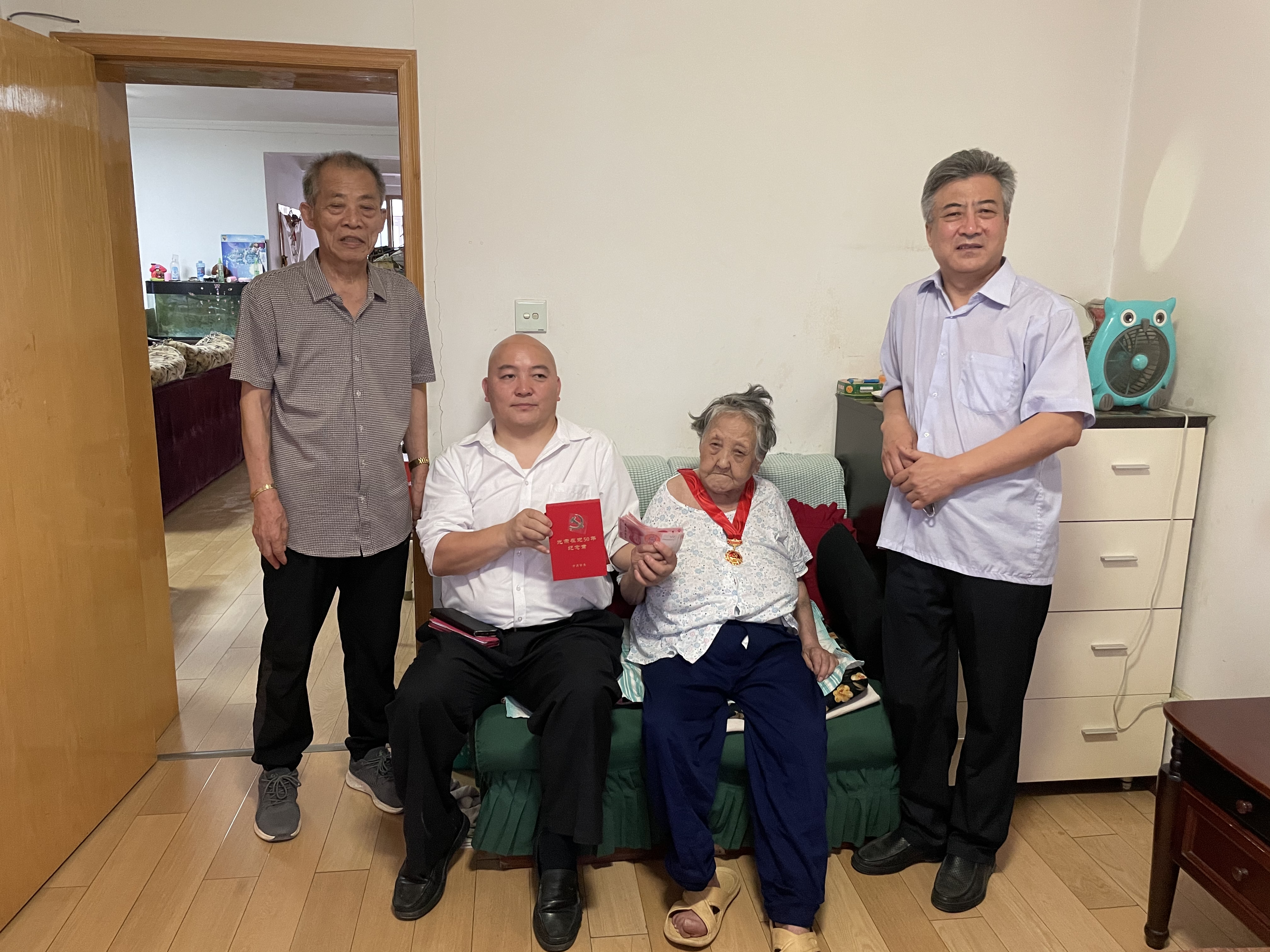 七一前民營企業少華集團高董、譚又鋮等愛心人士看望抗戰老兵