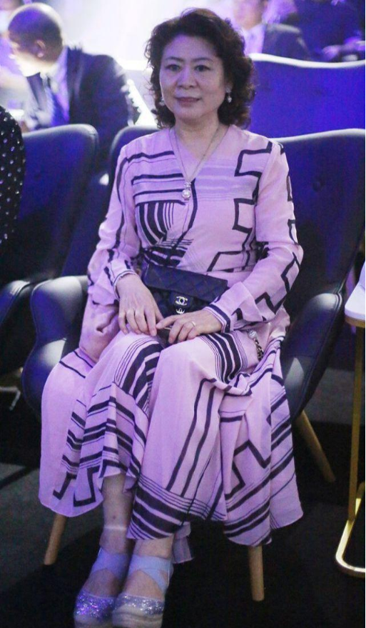 郎朗妈妈罕见露面！一袭粉色长裙配卷发好时髦，气质出众如贵夫人