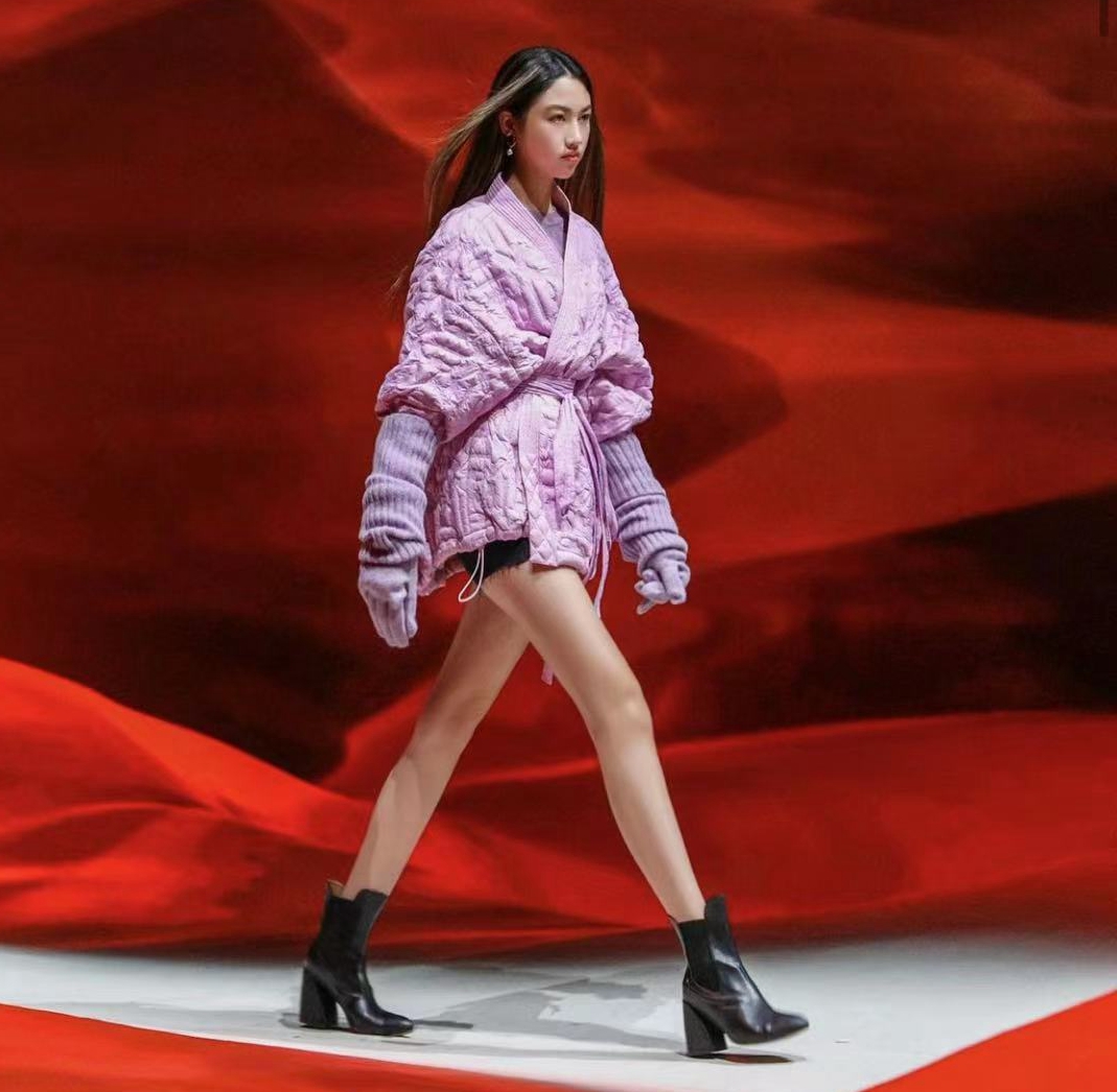 任达华16岁女儿褪去稚气，画大红唇晒女人味，慢慢从清纯变美艳