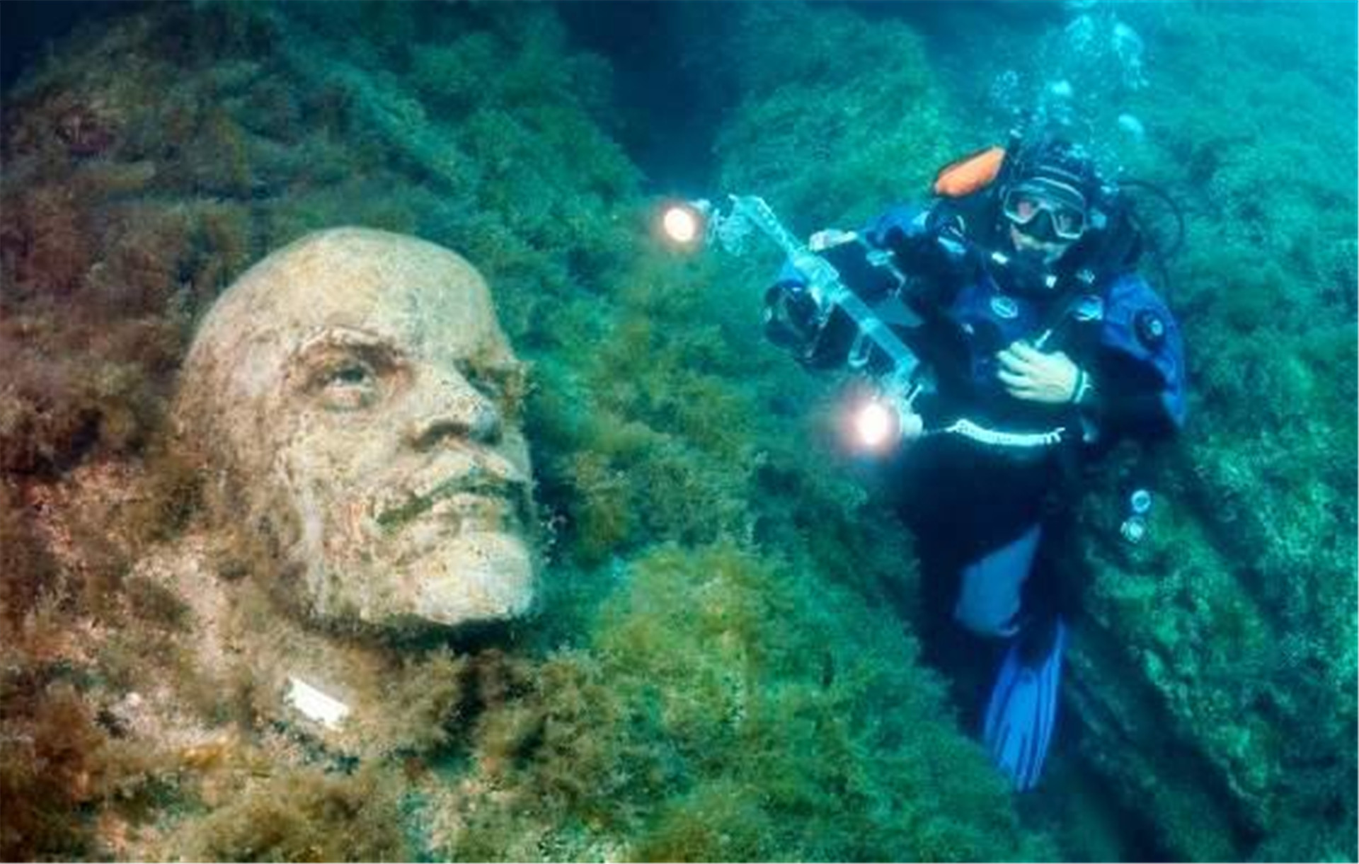 男子在海底潜水，突然看见水下有“人群”聚集