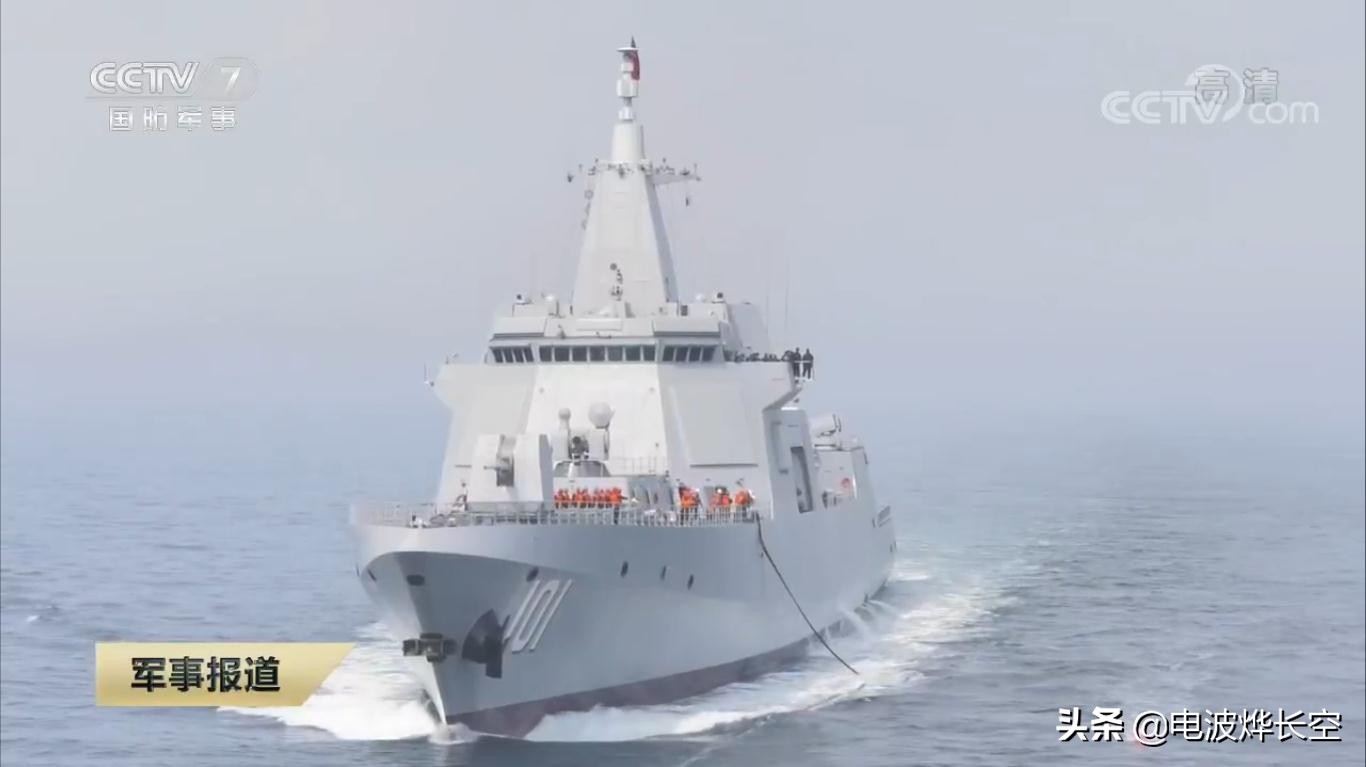 055大驱首秀海上横向补给！两艘万吨巨舰齐头并