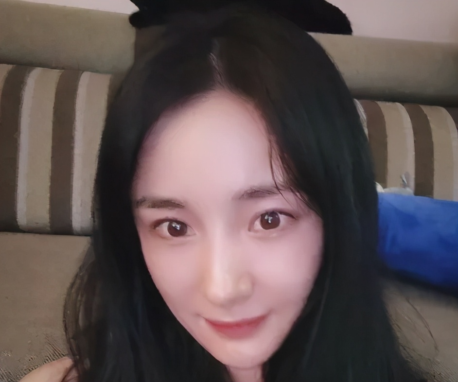 杨幂活动生图被扒，脸部岁月感明显，34岁还能卖少女感多久？