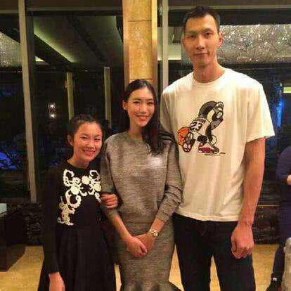 现役大将易建联多低调？父母生活依旧朴素，球