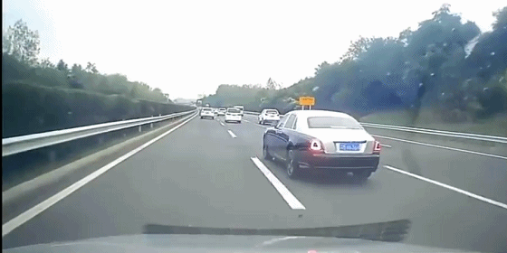 “他赔不起，应该让我！”劳斯莱斯恶意别车6次，占应急车道结果