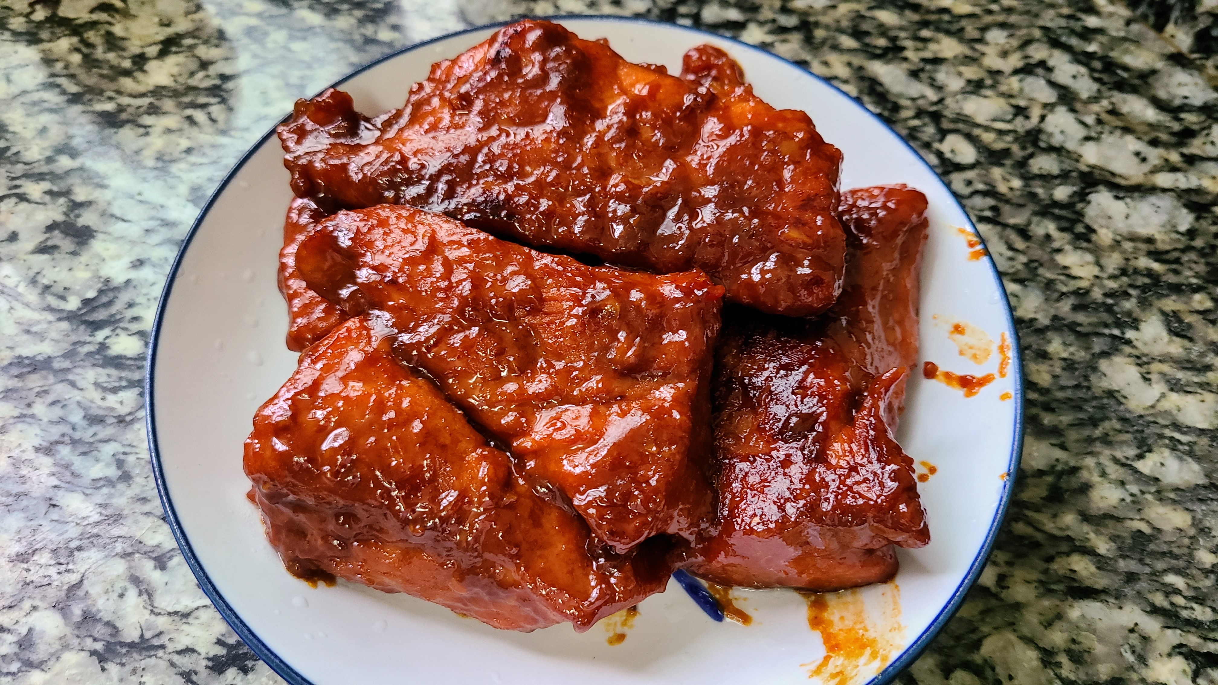 蜜汁叉烧，是广东很出名的一道菜，好吃又好看，太香了