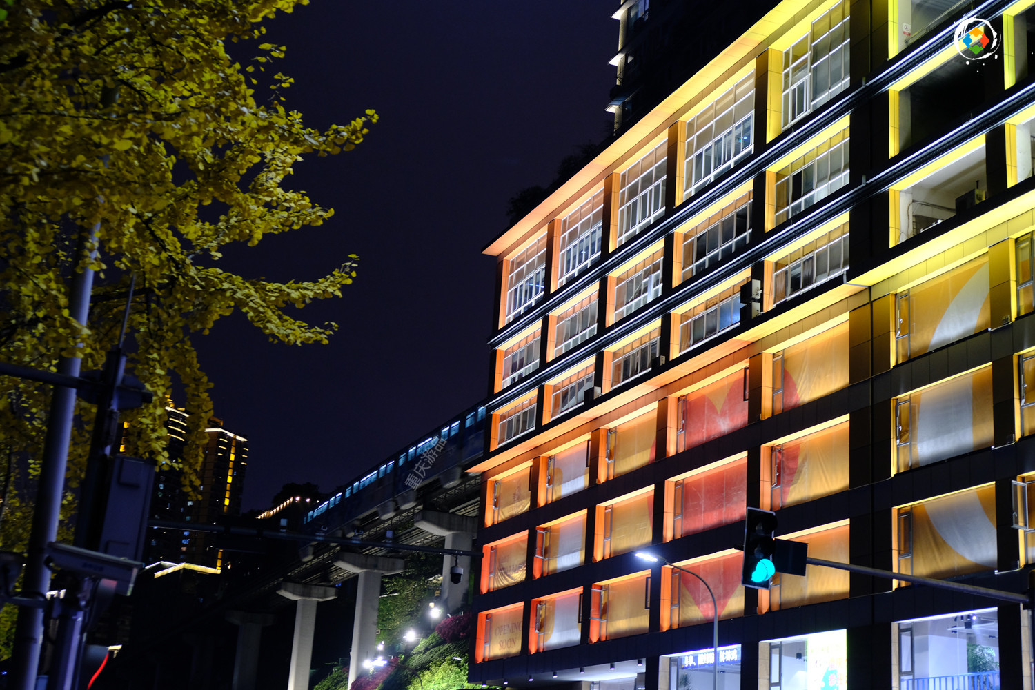 重庆李子坝夜景灯饰会影响居民吗？现场实地打探，窗户下就是光源