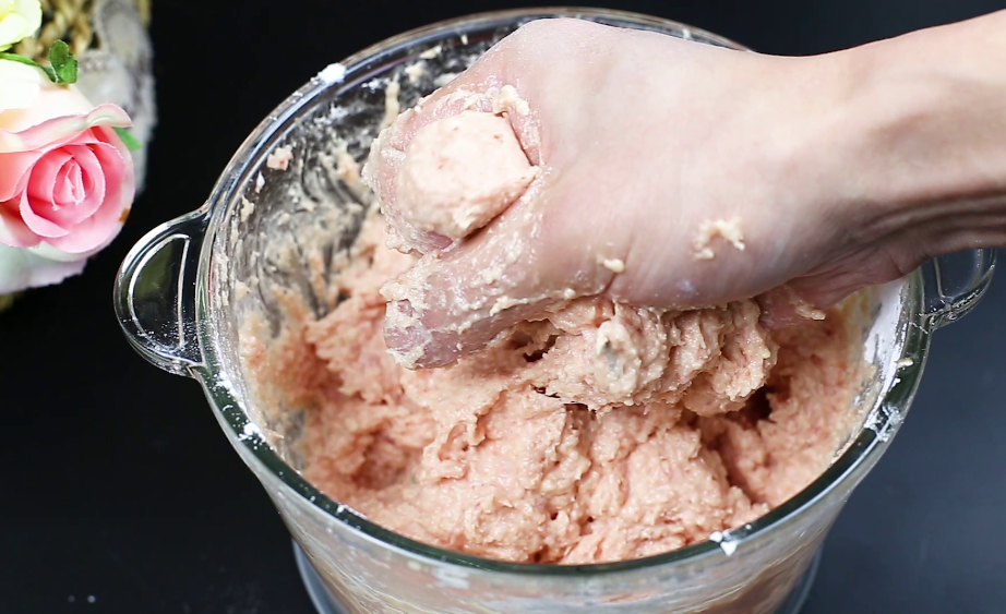 炸豬肉丸子時，謹記“2不放、加3樣”丸子外焦里嫩，放涼也不硬