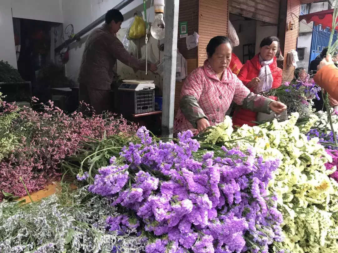 贵阳菜场,鲜花论斤卖
