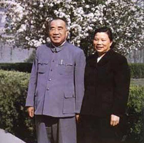 她是副国级，丈夫是正国级，丈夫105岁时瘫痪的她突然站起走路了