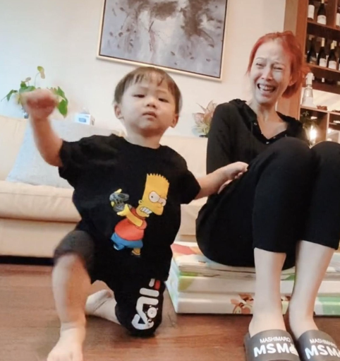 蔡少芬在家戏弄儿子，意外曝光豪宅内景，酒柜中几十种美酒很抢眼
