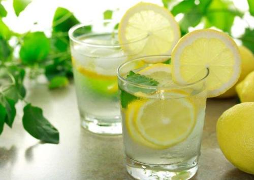 青柠檬和黄柠檬哪种更适合泡水喝？