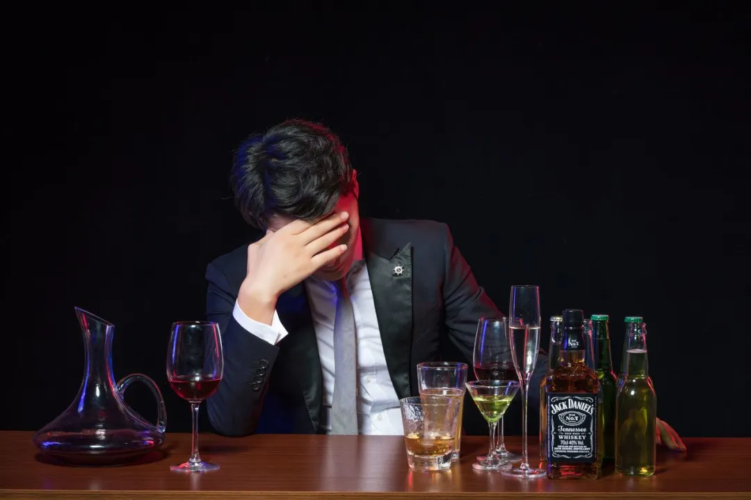 宁愿喝酒也不吃药，失眠可以通过喝酒改善吗？
