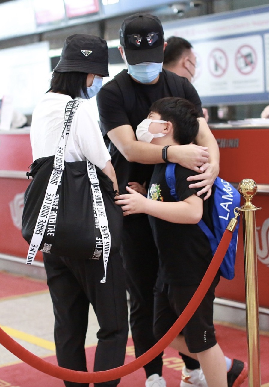 胡可沙溢携儿子现身机场，安吉抱着妈妈撒娇，身高瞩目但依然胖