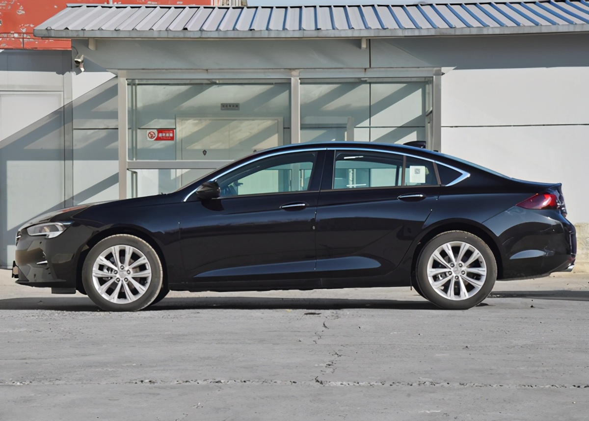 别克君威，轴距2829毫米，2.0T爆237马力，性能优秀