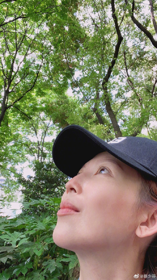 蔡少芬频繁被偶遇做医美，路人镜头下太瘦了，生仨娃还是火柴腿