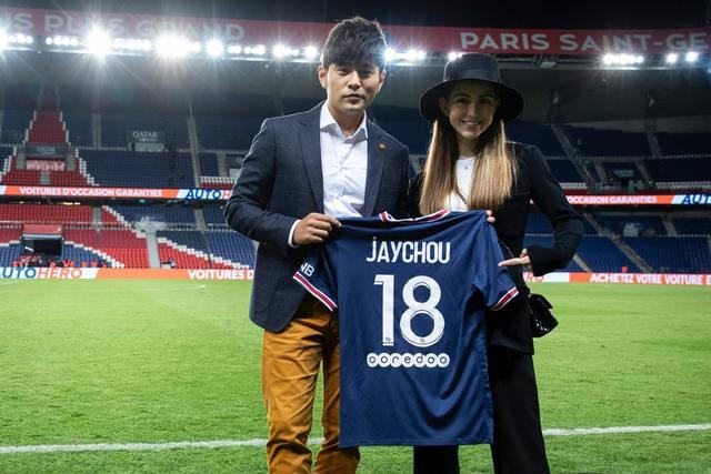 周杰伦获赠圣日耳曼专属球衣，与昆凌开心展示，球号意义非凡