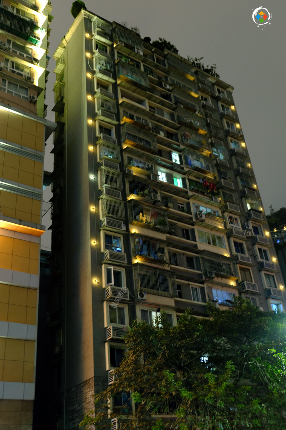 重庆李子坝夜景灯饰会影响居民吗？现场实地打探，窗户下就是光源