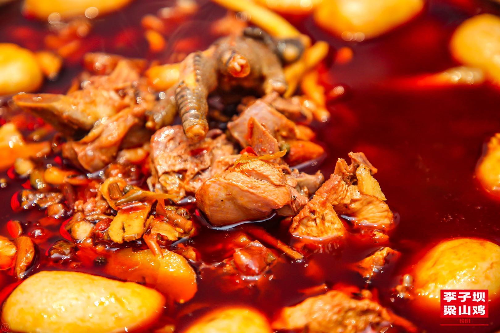 李子坝梁山鸡大融城店开业 掀起青春风暴秒变潮店