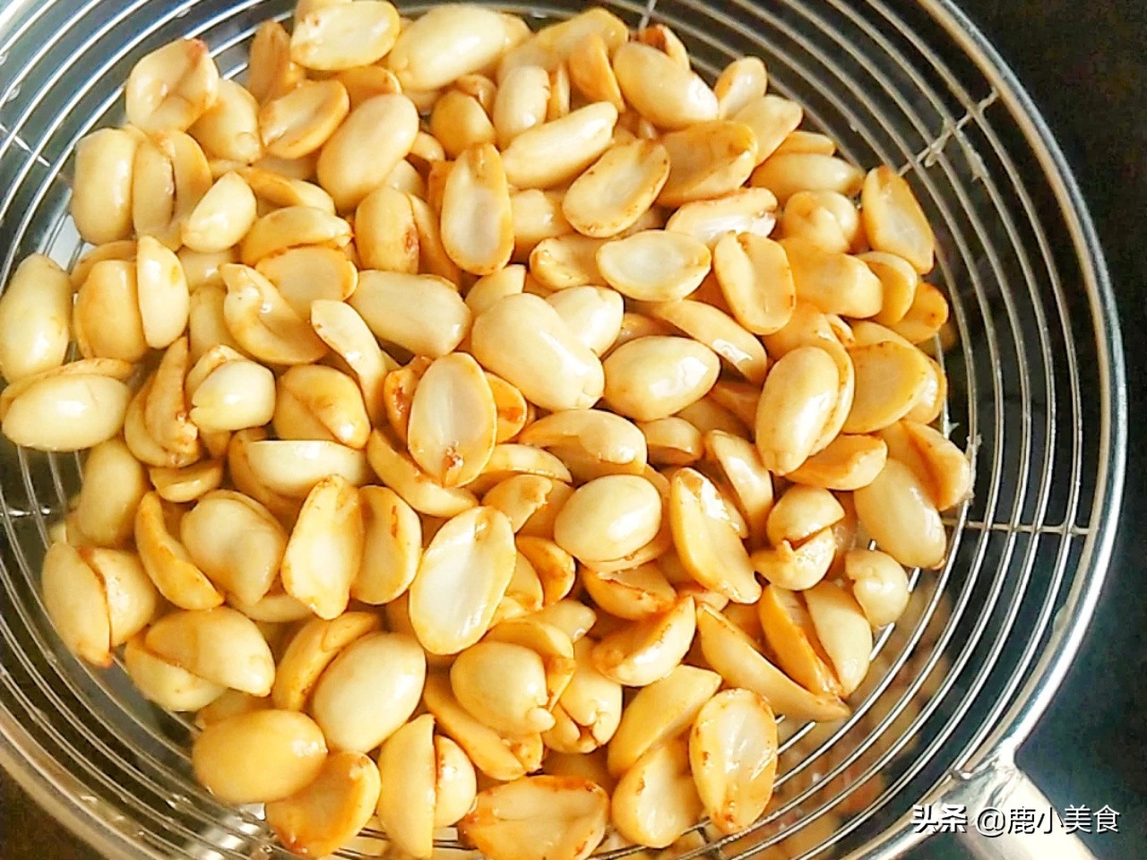 酒鬼花生如何做好吃？牢记“一泡二掰三冻”，香辣酥脆，好吃过瘾