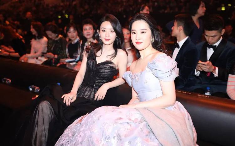 美人相遇必有一輸，娛樂(lè)圈最大的反差，都在女明星的合照里