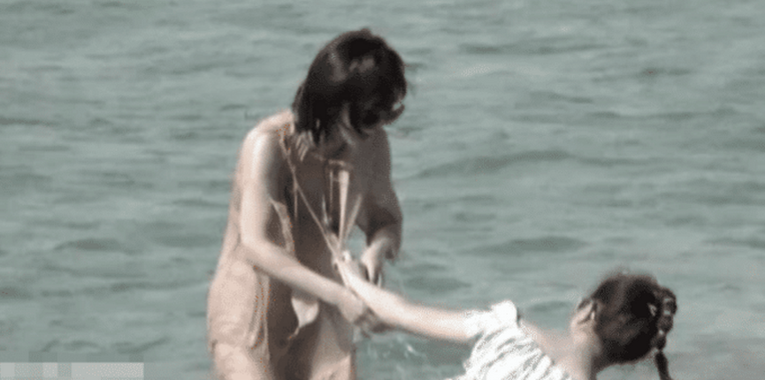 谢娜海边玩水打湿裙子，腹肌一览无余，尽显好身材