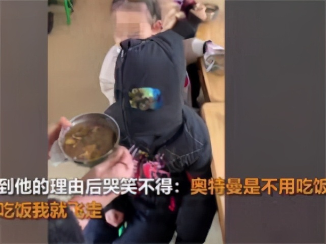 幼儿园开学第一天，孩子各种“戏精”表演，家长更厉害，还上树了