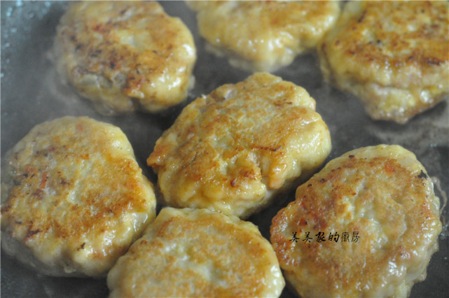 三伏天，多给孩子做豆腐饼，薄皮脆嫩，香软好消化，比肉饼更香