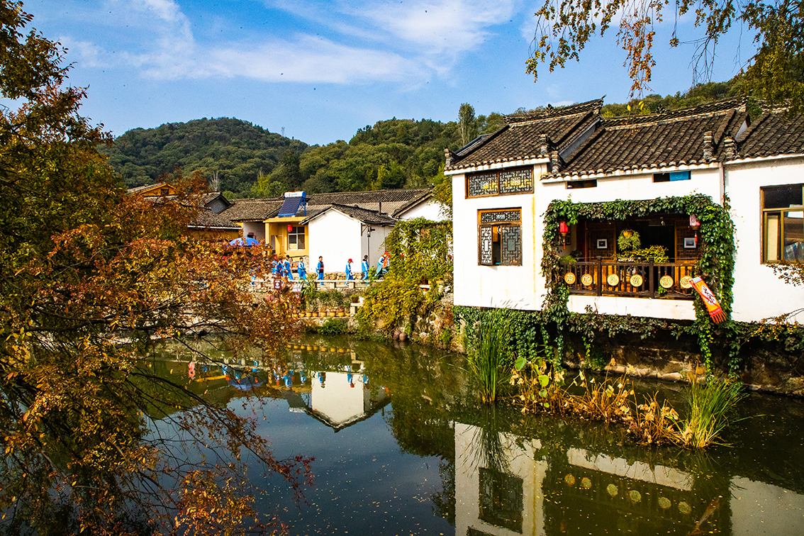 中國(guó)鄉(xiāng)村旅游新殺出一匹“黑馬”，人們都往這跑，深秋旅游真火爆
