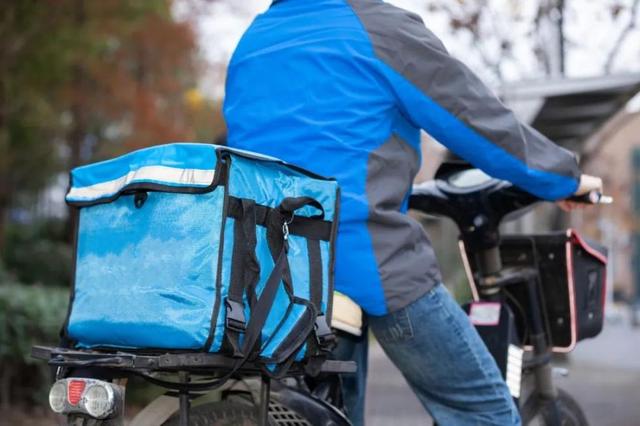 疫情下的横店：没有存粮的群演送外卖、睡公园