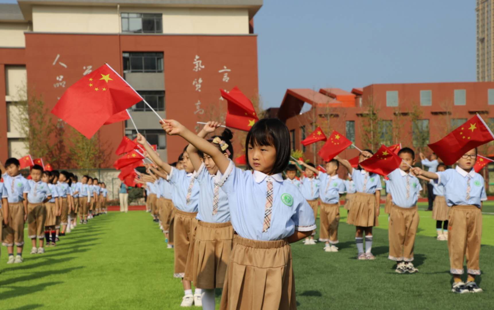 临沂朴园小学长沙路校区举行“向国旗敬礼 做时代新人”升旗仪式