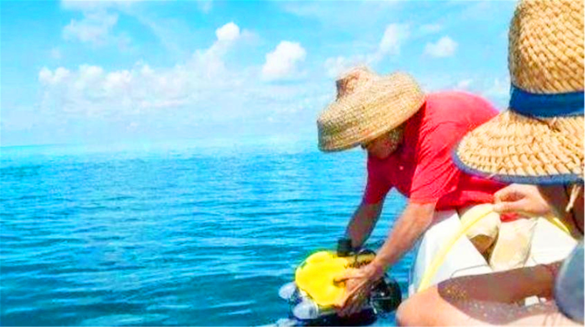 立下大功！11位中国渔民捕鱼有意外收获，捞走美