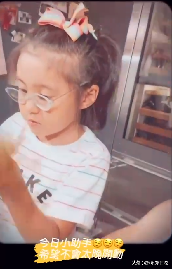 贾静雯晒女儿近照，4岁Bo妞长发披肩，颜值超过咘咘
