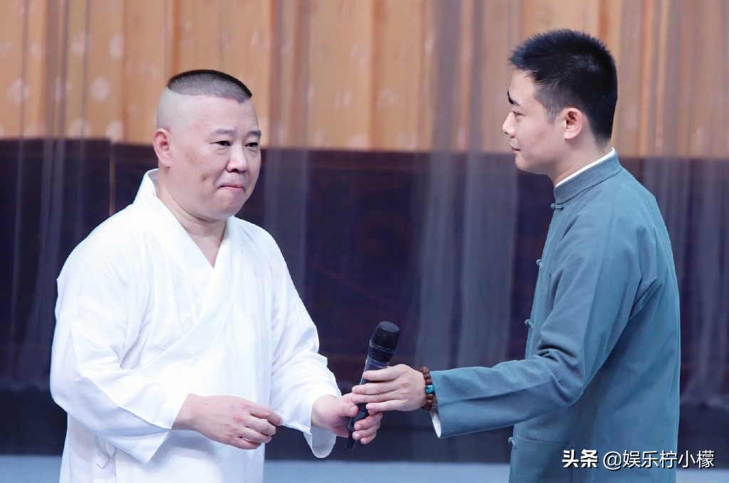 同是跟郭德纲合影，栾云平和孟鹤堂的不同姿势，诠释了情商的差距