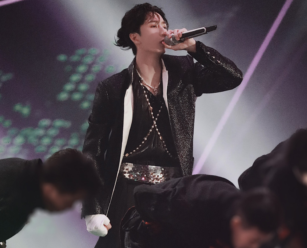 龙拳|王一博《龙拳》舞台燃爆全场！主持嘴瓢逗乐自己 害羞动脖子反差大