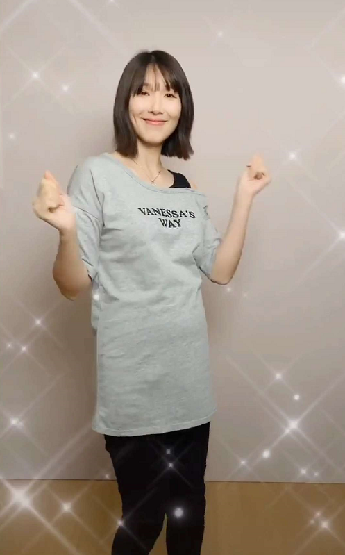 李亚男挺孕肚热舞，全程扭腰摆臀甩头动作超大，网友：小心宝宝