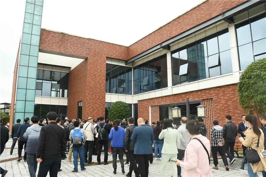 参观优质石膏工厂并现场观摩机械化施工演示