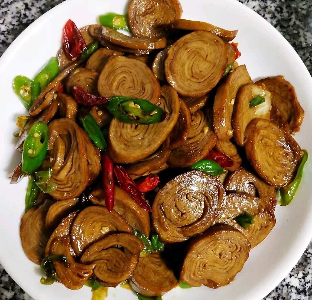 Gourmet home cooking recommendations: Stir-fried tofu with celery and mushrooms, fresh and tender green beans, chili melanin chicken