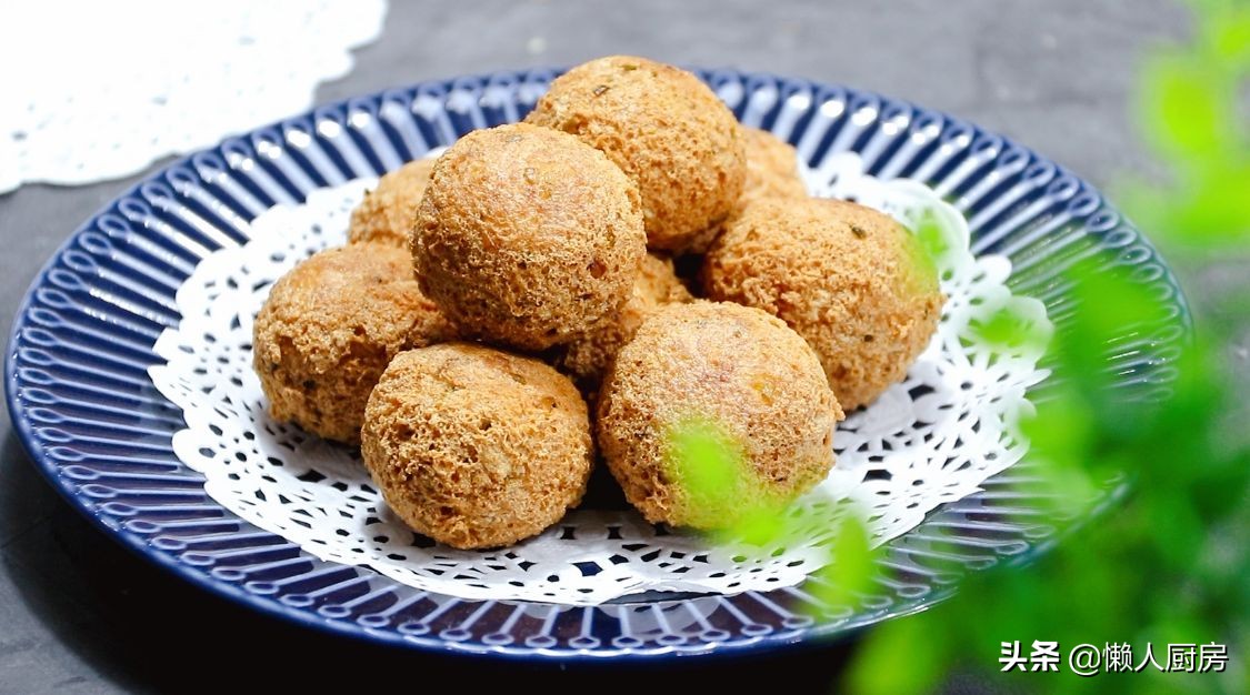 豆腐不用切，擠掉水分，比紅燒的豆腐更好吃，外脆里嫩