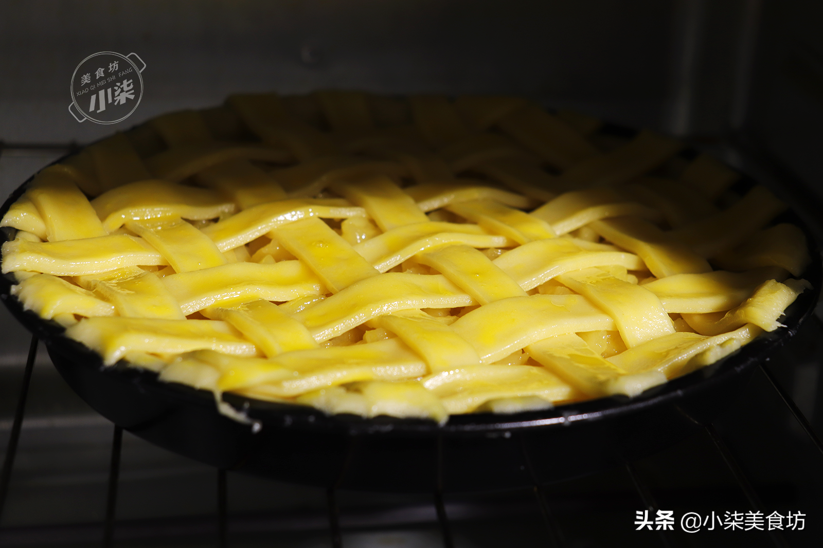 家裡蘋果吃不完，加一碗麵粉做蘋果派，甜而不膩，大人小孩都愛吃