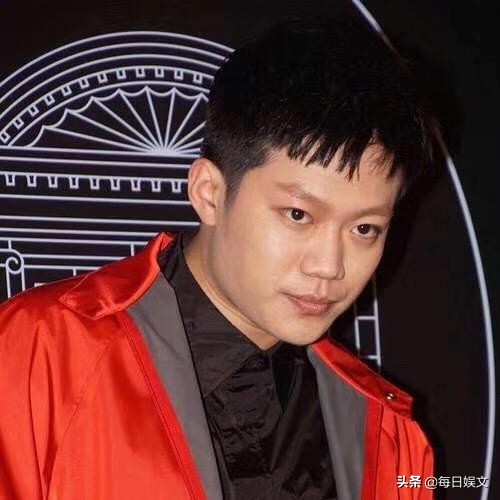 PGone凌晨三点发文，炫富晒鞋墙！整个人看着很憔