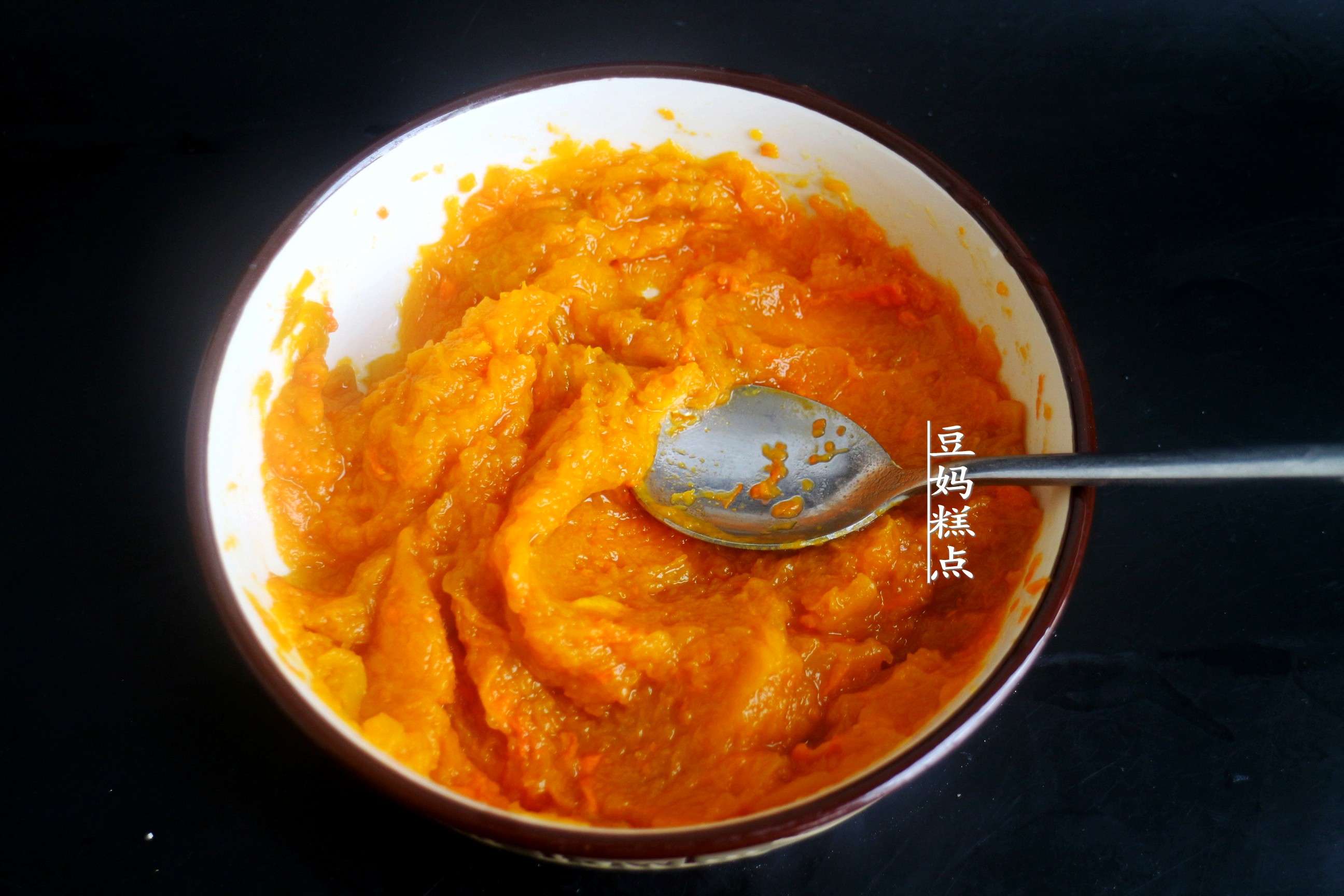 睡前5分鐘拌好麵糊即可，這款南瓜蛋糕，不用烤箱，口感柔嫩細膩