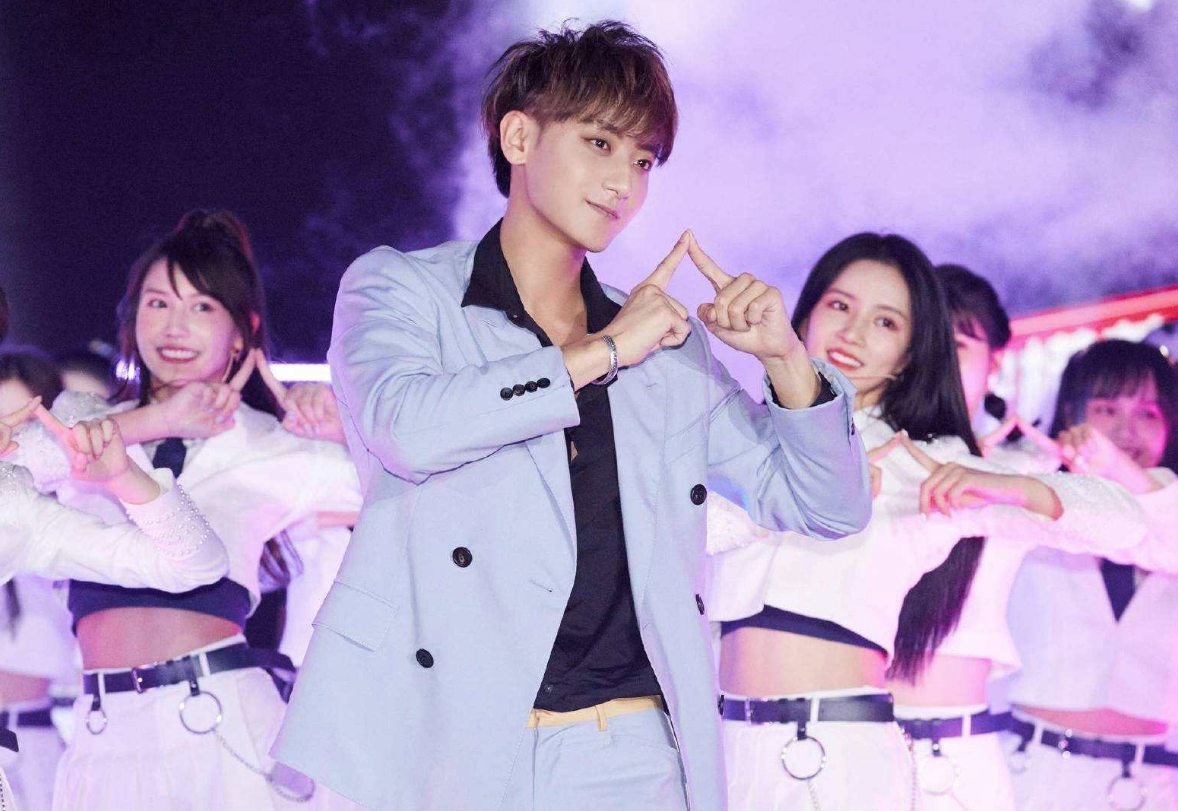 《创造营3》选手想靠哭出道，黄子韬严厉呵斥！想复制杨超越？