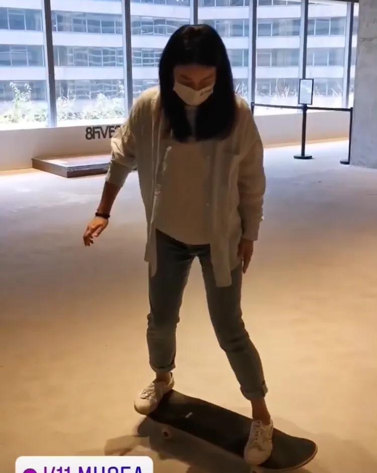 郭晶晶夫妇一起玩滑板，晶晶动作灵活，霍启刚动作笨拙搞笑很可爱