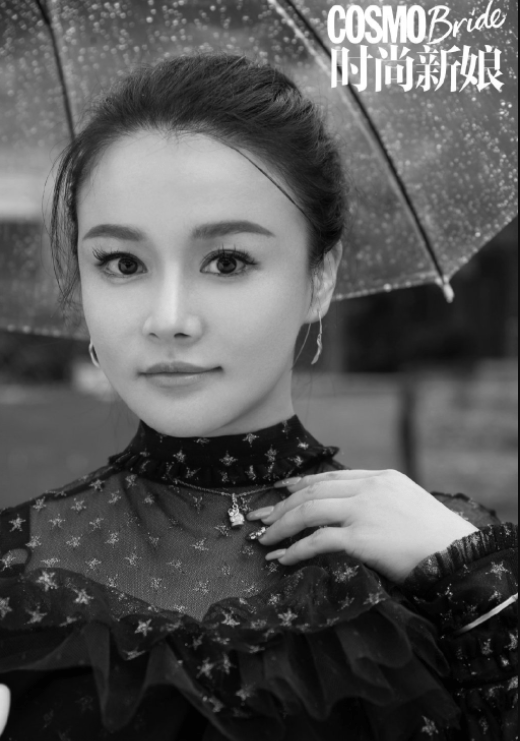 邹市明夫妇拍写真庆祝结婚十周年，冉莹颖身材丰腴，大片画风唯美