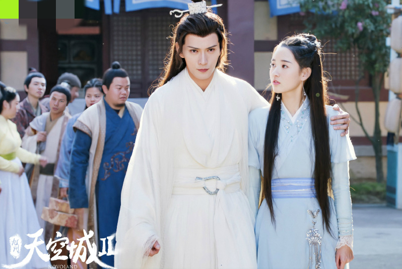 娱乐圈惊现女版罗志祥，23岁四段恋情，还有导演男友为其自杀？
