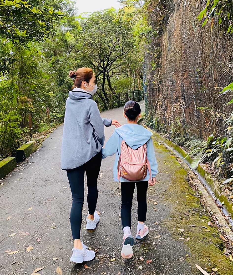 黎姿週末與女兒們遠足，母女四人同框超溫馨，三姐妹個頭快一樣高