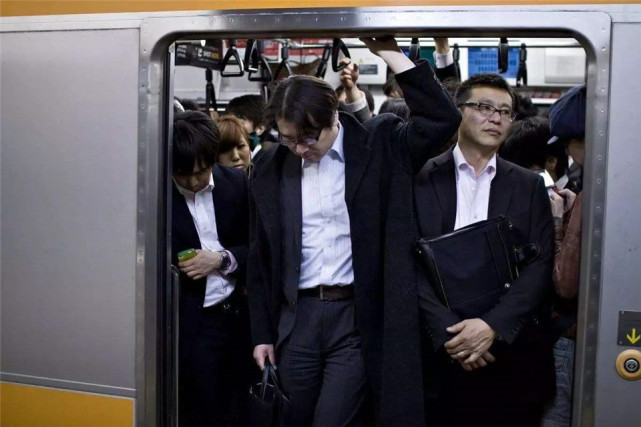 又遭受异样眼光！中国乘客意外成为日本舆论焦点，专家直言：有点过